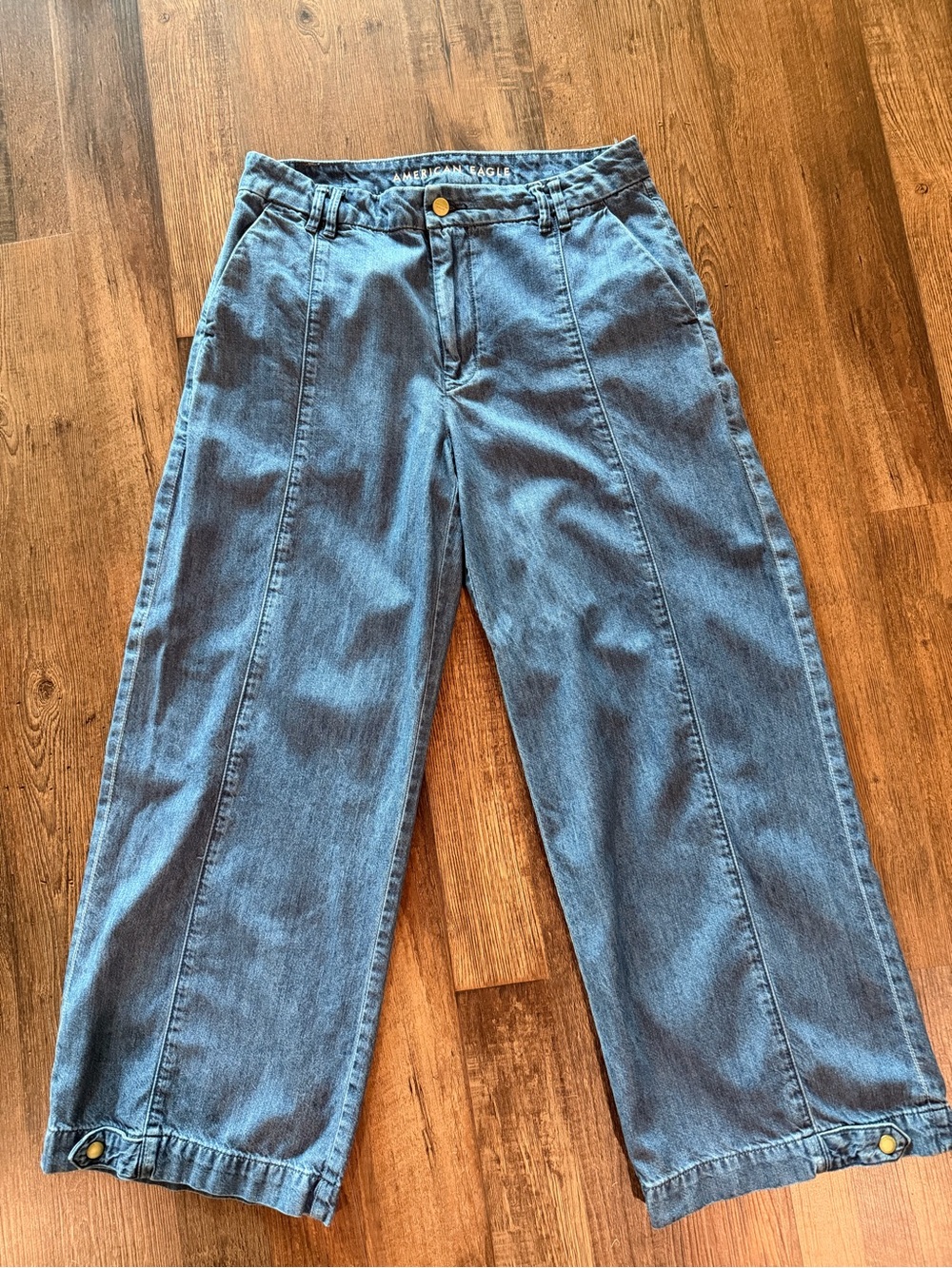 American Eagle Outfitters Denim Wide-Leg Jeans in Medium Blue. Size 8 short